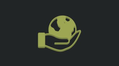 Dünya 'nın simgesini tutan yeşil insan eli siyah arkaplanda izole edilmiş. Dünya kavramını sakla. 4K Video hareketli grafik canlandırması.