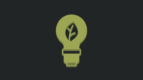Зелёная Лампочка Иконкой Листьев Выделенной Чёрном Фоне Концепция Экологической Энергии — стоковое видео