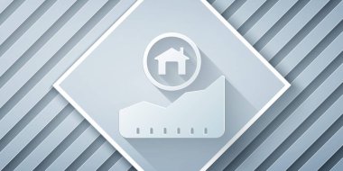 Kağıt kesiği konut simgesinin artan maliyeti gri arka planda izole edildi. Gayrimenkul fiyatları yükseliyor. Konut grafiği artıyor. Kağıt sanatı tarzı. Vektör