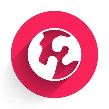 Beyaz Dünya küre simgesi uzun gölge arkaplanı ile izole edilmiş. Dünya ya da Dünya işareti. Küresel internet sembolü. Geometrik şekiller. Kırmızı daire düğmesi. Vektör