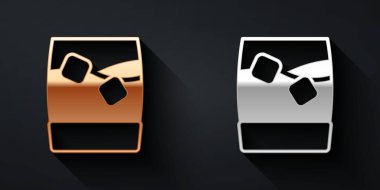 Siyah zemin üzerinde buz küpleri olan altın ve gümüş bardak viski. Uzun gölge tarzı. Vektör