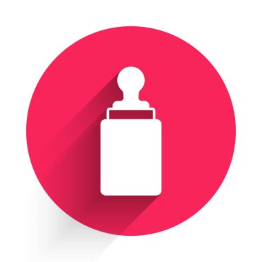 Beyaz bebek şişe ikonu uzun gölge arkaplanı ile izole edilmiş. Beslenme şişesi simgesi. Süt şişesi tabelası. Kırmızı daire düğmesi. Vektör