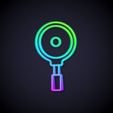 Parlayan neon hattı kızartma tavası simgesi siyah arkaplanda izole edildi. Kızartma veya kızartma gıda sembolü. Vektör.