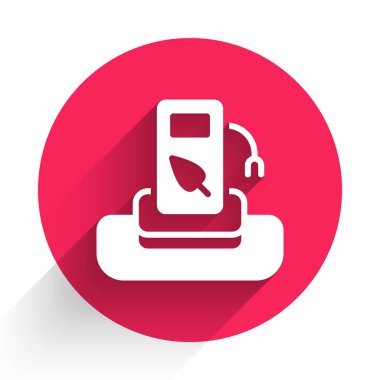 Beyaz petrol ya da benzin istasyonu ikonu uzun gölgeli izole edilmiş. Araba yakıtı sembolü. Benzin pompası. Kırmızı daire düğmesi. Vektör.