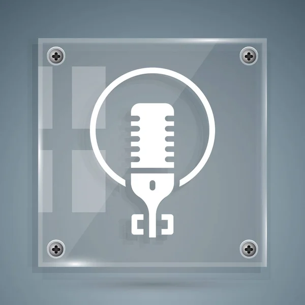Gri Arkaplanda Beyaz Mikrofon Simgesi Izole Edildi Radyodaki Mikrofondan Sözcü — Stok Vektör