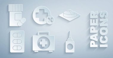 İlk yardım çantasını, ilaç hapını ya da tabletini, ilaç paketini, şişe burun spreyini, Haç hastanesinin tıbbi ve şişe ilaçlarını ve ilaç ikonunu hazırla. Vektör