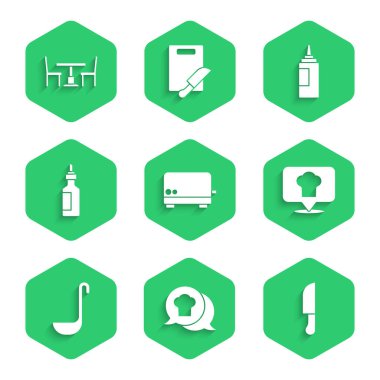 Tost makinesi, konuşma balonunda aşçı şapkası, bıçakla yer, mutfak kepçesi, bir şişe zeytin yağı, sos şişesi ve ahşap masa ikonu. Vektör