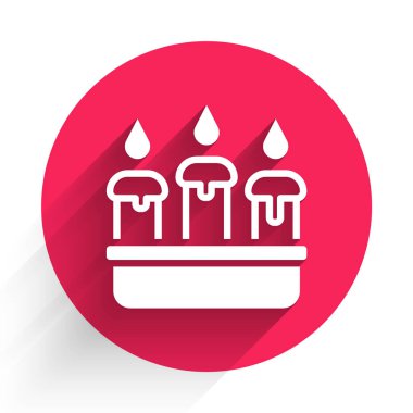 Mum ikonunda yanan beyaz mum uzun gölgeli izole edilmiş. Silindirik mum çubuğu ve yanan ateş. Kırmızı daire düğmesi. Vektör.