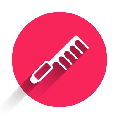 Beyaz saç fırçası simgesi uzun gölge arkaplan izole. Taraklı saç işareti. Berber sembolü. Kırmızı daire düğmesi. Vektör.