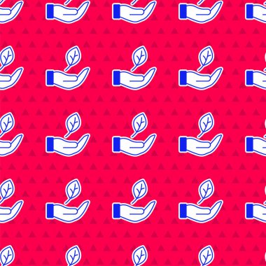 Mavi El, bitki simgesinin bir yaprağını kırmızı arkaplanda izole edilmiş şekilde tutuyor. Doğayı koru. Yaprak, çevre korumasıyla çekiliyor. Vektör.