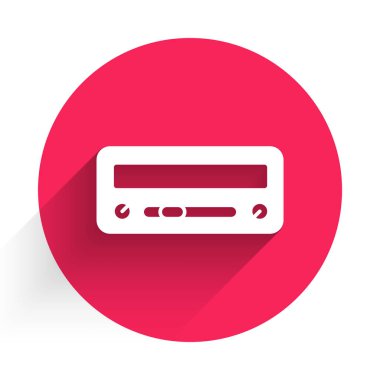 Beyaz Araba ses simgesi uzun gölge arkaplanı ile izole edildi. Radyo arabasının ses simgesiyim. Kırmızı daire düğmesi. Vektör.
