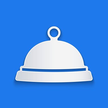 Mavi arka planda izole edilmiş bir tepsi yemek ikonu ile kaplanmış kağıt kesiği. Tepsi ve kapak işareti. Kapaklı bir restoran saati. Kağıt sanatı tarzı. Vektör