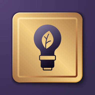 Mor arkaplanda yaprak simgesi olan mor ampul. Çevre enerjisi kavramı. Alternatif enerji kavramı. Altın kare düğme. Vektör.
