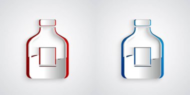Kağıt kesiği, gri arka planda izole edilmiş cam şişe votka ikonu. Kağıt sanatı tarzı. Vektör.