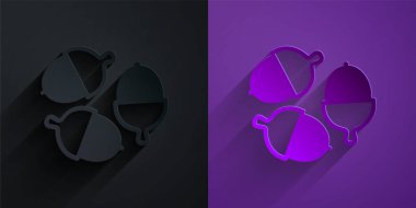 Kağıt kesiği, mor arka planda siyah üzerine izole edilmiş meşe palamudu. Kağıt sanatı tarzı. Vektör