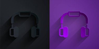 Kağıt kesikli kulaklık simgesi mor arka planda siyah üzerine izole edilmiş. Kulaklıklar. Müzik, hizmet, iletişim ve operatör konsepti. Kağıt sanatı tarzı. Vektör