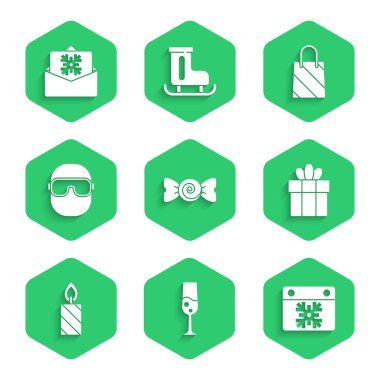 Candy, bir bardak şampanya, takvim, hediye kutusu, yanan mum, kayak gözlüğü, Noel alışveriş çantası ve kartpostal ikonu. Vektör