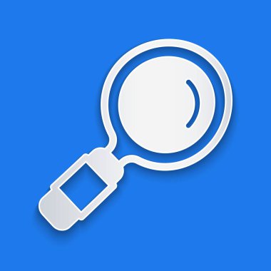 Kağıt kesiği büyüteç simgesi mavi arkaplanda izole edilmiş. Arama, odaklanma, yakınlaştırma, iş sembolü. Kağıt sanatı tarzı. Vektör