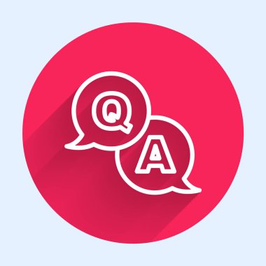 Soru ve Yanıt simgesiyle uzun gölgeli beyaz çizgi konuşma baloncukları. Q ve A sembolü. SSS işareti. Konuşma balonu ve çizelgesi. Kırmızı daire düğmesi. Vektör.