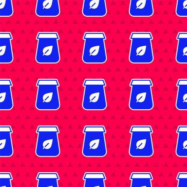 Mavi çay ambalajı simgesi kırmızı arkaplanda izole edilmiş pürüzsüz desen. Çayla birlikte kağıt poşet. Vektör