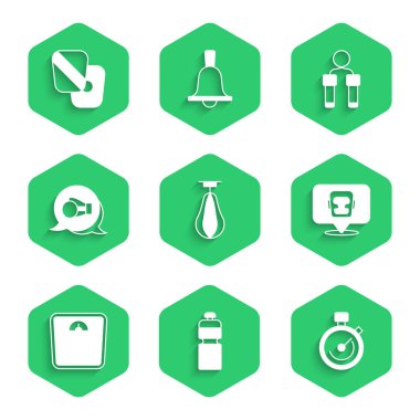 Kum torbası, fitness karıştırıcı, kask, kask, banyo terazisi, eldiven, atlama ipi ve idman patileri ikonu. Vektör