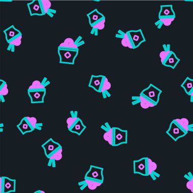 Tabaktaki Asya erişteleri ve yemek çubukları simgesi siyah arka planda izole edilmiş. Sokak yemeği. Kore, Japon, Çin yemekleri. Vektör