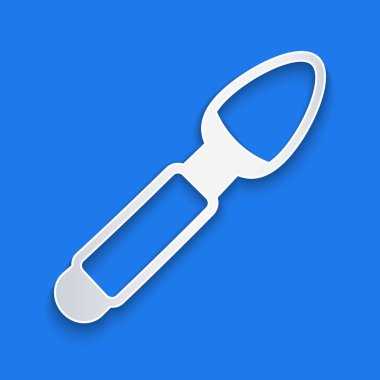 Kağıt kesiği gümüş kaşık ikonu mavi arka planda izole edilmiş. Mutfak aletleri. Çatal bıçak seti. Kağıt sanatı tarzı. Vektör