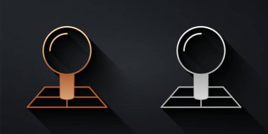 Siyah zemin üzerinde konum belirleyici simgesi olan altın ve gümüş katlanmış harita. Uzun gölge tarzı. Vektör