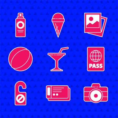 Martini bardağı, seyahat bileti, fotoğraf makinesi, pasaport, lütfen rahatsız etmeyin, plaj topu ve güneş kremi spreyi ikonu. Vektör