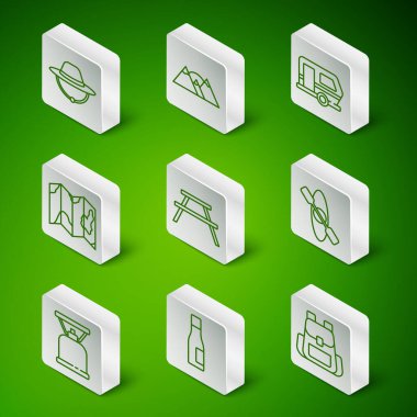 Sırt çantası, bir şişe su, kamp şapkası, banklı piknik masası, haritadaki orman, dağlar, gaz sobası ve kano ikonu. Vektör