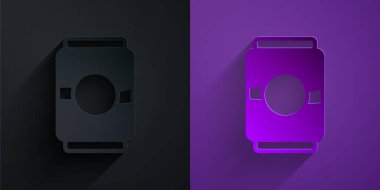 Kağıt kesiği bira kutusu simgesi mor arkaplanda siyah üzerine izole edilmiş. Kağıt sanatı tarzı. Vektör.