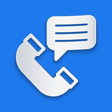 Kağıt kesikli telefon konuşma simgesi mavi arkaplanda izole edildi. Telefon ahizesi. Telefon işareti. Çağrı merkezi, iletişim. Kağıt sanatı tarzı. Vektör