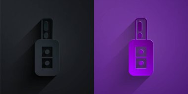 Kağıt kesiği, uzaktan kumandalı araba anahtarı, mor arka planda siyah üzerine izole edilmiş. Araba anahtarı ve alarm sistemi. Kağıt sanatı tarzı. Vektör