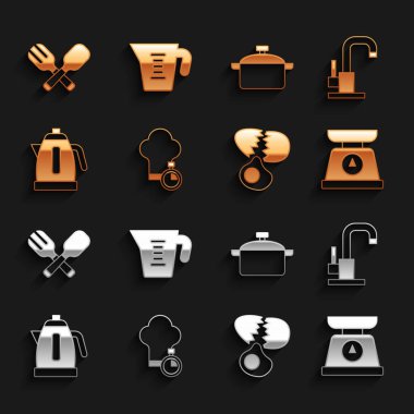 Şef şapkası, musluk, terazi, kırık yumurta, elektrikli su ısıtıcısı, tencere, çatal, kaşık ve ölçü kabı ikonu. Vektör