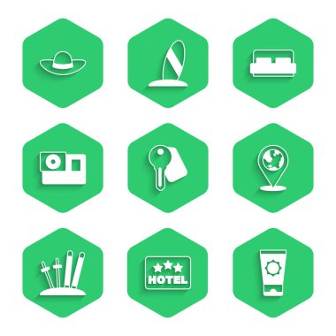Otel kapı kilidi anahtarı, yazılı pano, tüpte güneş kremi, dünyadaki konum, kayak ve sopalar, aksiyon kamerası, oda yatağı ve zarif kadın şapkası ikonu. Vektör