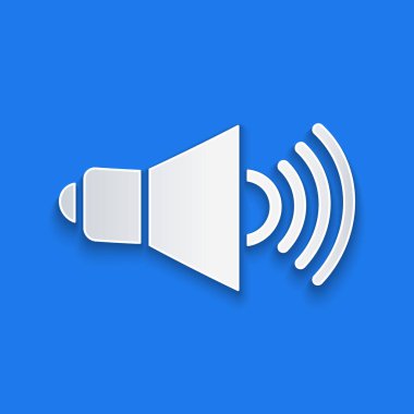 Kağıt kesimi Hoparlör sesi, ses ses sembolü, medya müzik simgesi mavi arkaplanda izole edilmiş. Kağıt sanatı tarzı. Vektör.