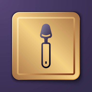 Mor kaşık simgesi mor arkaplanda izole edilmiş. Mutfak aletleri. Çatal bıçak seti. Altın kare düğme. Vektör