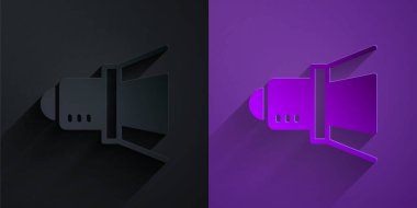 Kağıt kesikli spot ışığı simgesi mor arkaplanda siyah üzerine izole edilmiş. Işık efekti. Sahne, Stüdyo, Gösteri. Kağıt sanatı tarzı. Vektör.