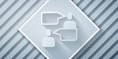 Kağıt kesiği Gri arka planda izole edilmiş, konuşan iki konuşan adam. Konuşma balonu sohbeti. İleti simgesi. İletişim ya da yorum sohbet sembolü. Kağıt sanatı tarzı. Vektör.