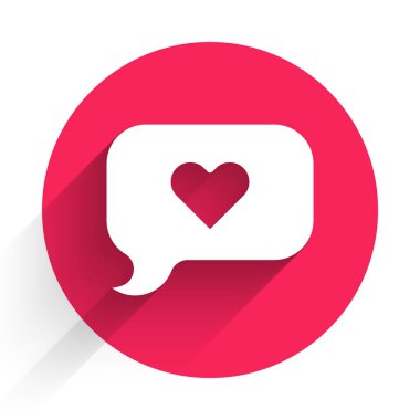 Beyaz Kalp konuşma baloncuğu ikonunda uzun gölge arkaplan izole. Sevgililer günün kutlu olsun. Kırmızı daire düğmesi. Vektör