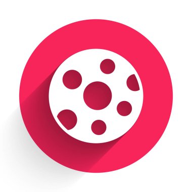 Beyaz Dolunay simgesi uzun gölge arkaplanı ile izole edildi. Bulutlu gece işareti. Uyku rüyalarının sembolü. Gece ya da yatak zamanı tabelası. Kırmızı daire düğmesi. Vektör