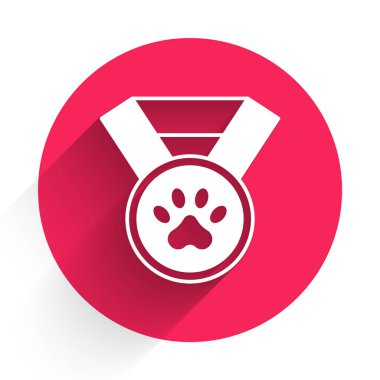 Beyaz Hayvan ödül sembolü uzun gölge arkaplan izole. Köpek ya da kedi pençesi izi ve kurdeleli rozet. Hayvan için madalya. Kırmızı daire düğmesi. Vektör