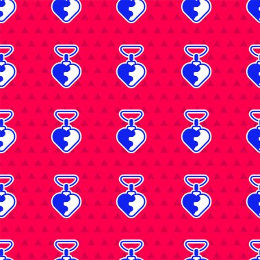Kalp şeklinde kolye ikonu olan mavi kolye kırmızı arkaplanda izole edilmiş kusursuz desen. Mücevher dekorasyonu. Uluslararası Mutlu Kadınlar Günü. Vektör.