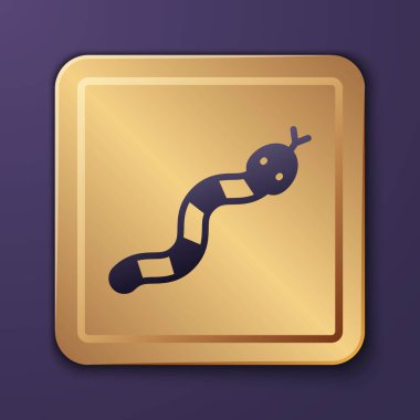 Mor arkaplanda Mor Yılan simgesi izole edildi. Altın kare düğme. Vektör