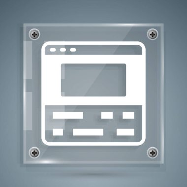 Gri arkaplanda, dizüstü bilgisayar ikonu üzerindeki beyaz video kaydedici ya da düzenleyici yazılım izole edildi. Dizüstü bilgisayarda video düzenleme. Kare cam paneller. Vektör.