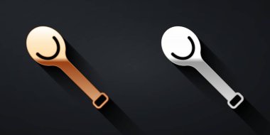 Altın ve gümüş sauna kepçesi simgesi siyah arka planda izole edilmiş. Uzun gölge tarzı. Vektör