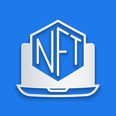 Kağıt kesimi Laptop ve mavi arkaplanda izole edilmiş uygulama simgesi. Şifreli para için NFT jetonu satma teknolojisi. Finansal olmayan sembol konsepti. Kağıt sanatı tarzı. Vektör