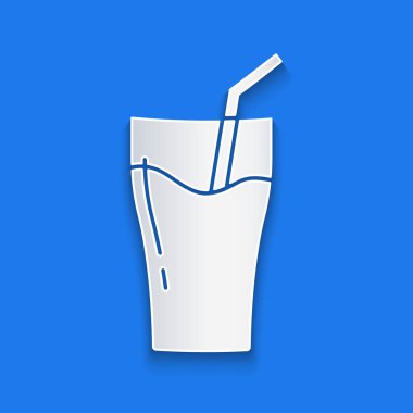 Kağıt kesiği, mavi arka planda izole edilmiş meyve suyu ikonu bardağı. İçmek için tüp. Sağlıklı organik yiyecekler. Citrus meyvesi. Kağıt sanatı tarzı. Vektör.