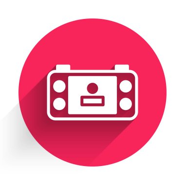 Uzun gölge arkaplan ile izole edilmiş beyaz taşınabilir video oyun konsolu simgesi. El bilgisayarı oyun konsolu. Kırmızı daire düğmesi. Vektör