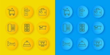 Hat otel odası yatağı, telefon ahizesi, asansör, akıllı televizyon, küvet tepsiyle kaplı, bavul ve kapı kolu simgesi. Vektör